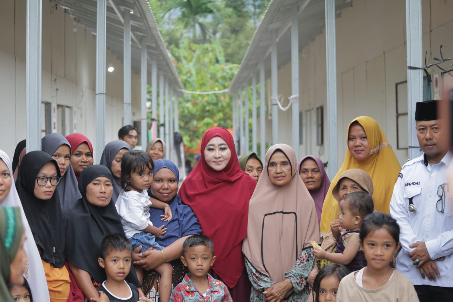 Lisda Hendrajoni meninjau korban banjir Bayang Utara Pesisir Selatan