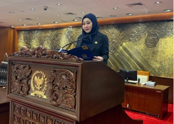 Anggota Komisi VIII DPR RI Lisda Hendrajoni mengingatkan pemerintah agar melindungi dana jamaah jika penyelenggaraan haji 2026 terganggu.