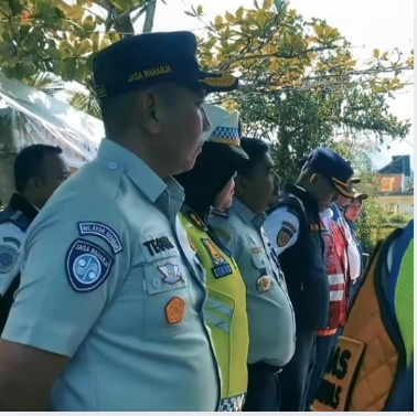 Personel Ditlantas Polda Sumbar melakukan uji coba sistem one way di Tol Padang Sicincin