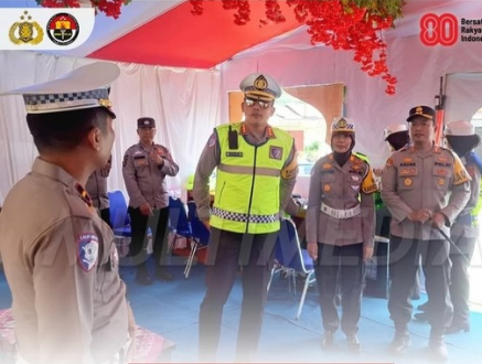Kapolres Pasaman Barat meninjau Posyan Simpang Empat dalam Operasi Ketupat Singgalang 2026