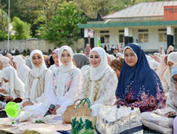 Lisda Hendrajoni Sholat Idul Fitri Bersama Masyarakat Pesisir Selatan di Painan