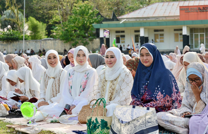 Lisda Hendrajoni mengikuti Sholat Idul Fitri bersama masyarakat Pesisir Selatan di Painan