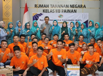 Lisda Hendrajoni berbagi takjil dengan warga binaan Rutan Kelas IIB Painan