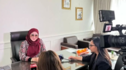 Lisda Hendrajoni diwawancarai media soal jemaah umrah tertahan akibat ruang udara ditutup