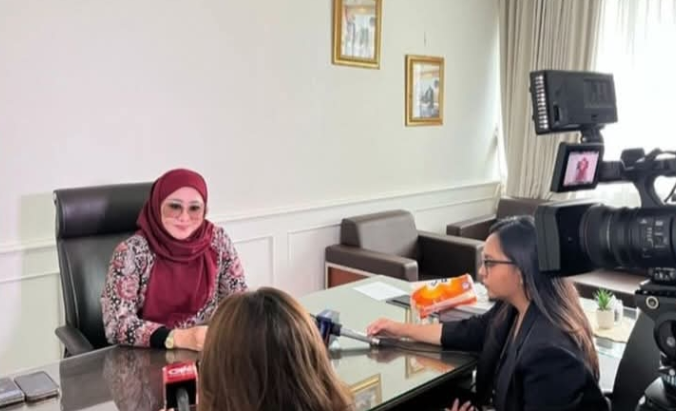 Lisda Hendrajoni diwawancarai media soal jemaah umrah tertahan akibat ruang udara ditutup