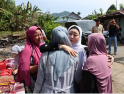 Dua Unit Rumah Warga Terbakar, Lisda Hendrajoni Tinjau Langsung ke Lokasi