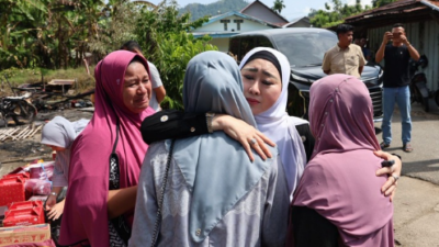 Lisda Hendrajoni menyerahkan bantuan kepada korban kebakaran rumah di Kecamatan IV Jurai