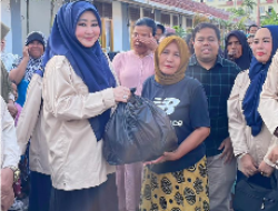 Lisda Hendrajoni Tinjau Warga Terdampak Banjir di Lubuk Buaya Padang 