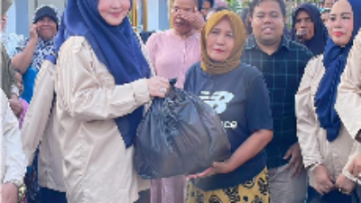 Lisda Hendrajoni Tinjau Warga Terdampak Banjir di Lubuk Buaya Padang 