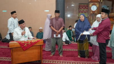 Safari Ramadan Mahyeldi 2026 menyerahkan bantuan Rp300 juta di Masjid Agung Nurul Islam Sawahlunto
