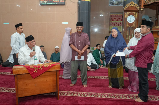 Safari Ramadan Mahyeldi 2026 menyerahkan bantuan Rp300 juta di Masjid Agung Nurul Islam Sawahlunto