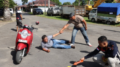 Rekonstruksi pembunuhan di Polres Pasaman Barat dengan dua tersangka memperagakan adegan