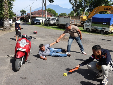 Rekonstruksi pembunuhan di Polres Pasaman Barat dengan dua tersangka memperagakan adegan