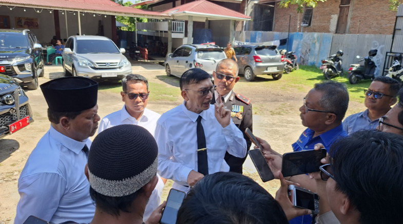 Bupati Pesisir Selatan, Hendrajoni, memberikan keterangan pers terkait isu pembangunan klenteng di Kawasan Wisata Mandeh, Senin (27/4/2026).