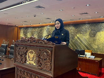 Lisda Hendrajoni menyampaikan pernyataan terkait revisi UU ASN di Jakarta