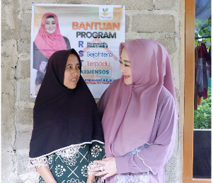 Lisda Hendrajoni anggota Komisi VIII DPR RI menyerahkan bantuan Rumah Sejahtera Terpadu di Ranah Pesisir Pesisir Selatan