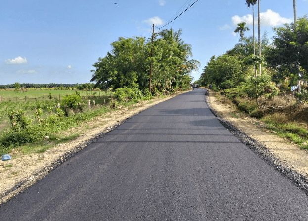 Ruas Jalan Muaro Sakai–Air Uba, Nagari Teluk Ampalu, Kecamatan Pancung Soal, kini lebih mulus dan nyaman dilalui setelah dilakukan pengaspalan