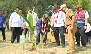 Gubernur Sumatera Barat Mahyeldi Ansharullah bersama Menteri Lingkungan Hidup