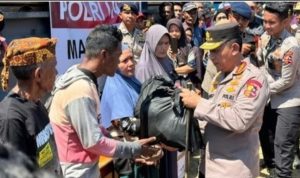 Kapolri dan Ketua Komisi IV DPR Tinjau Pengungsi