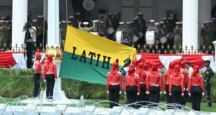 Persiapan pelaksanaan upacara HUT RI ke-81 di halaman Istana Medeka, Jakarta