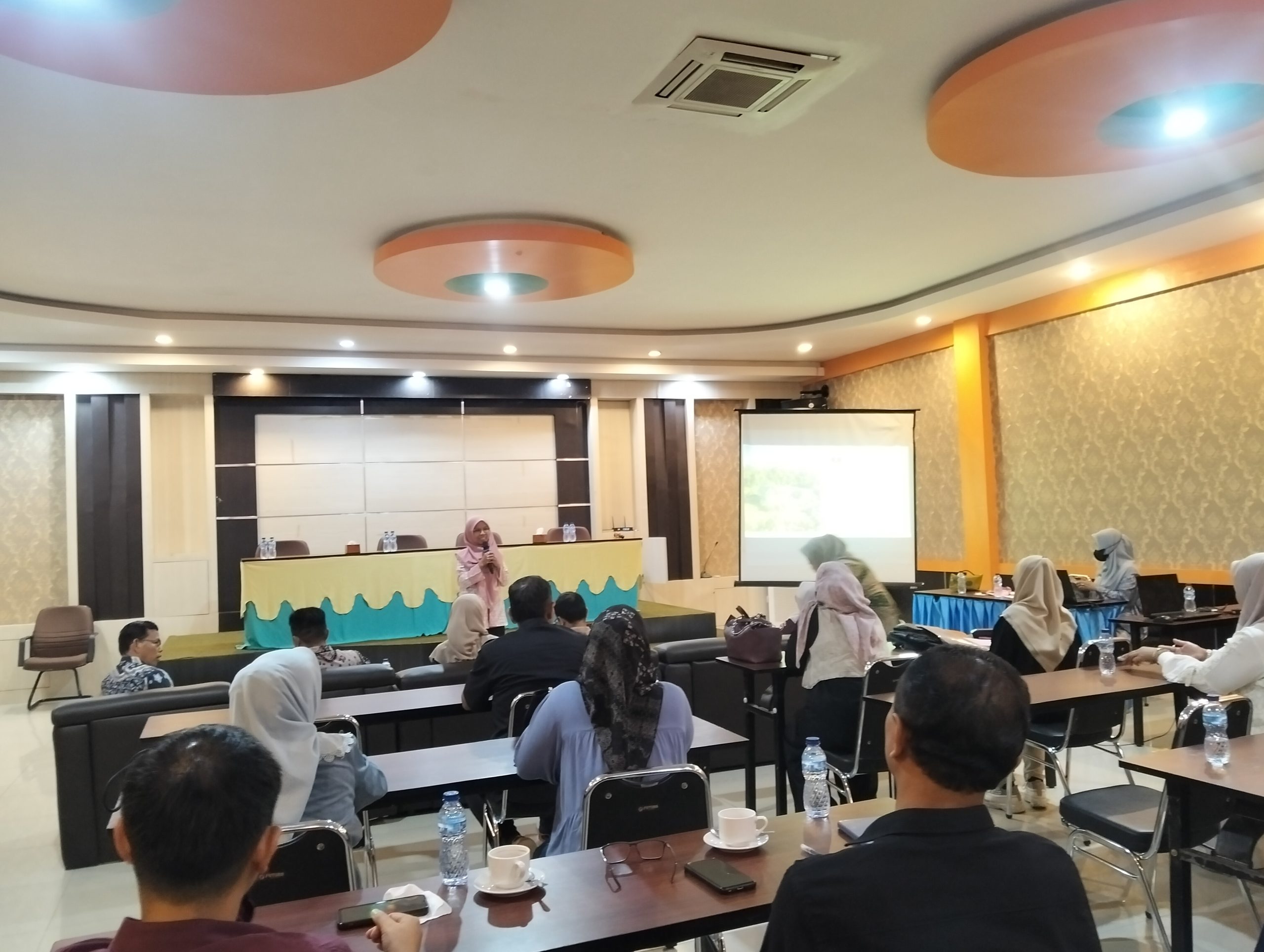 Kegiatan pertemuan Dinas Kesehatan dengan Pelaku Usaha untuk penerbitan SLHS dan SLS