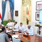 Presiden Prabowo Subianto memimpin rapat penanganan karhutla bersama jajaran pemerintah dan pejabat daerah.