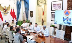 Presiden Prabowo Subianto memimpin rapat penanganan karhutla bersama jajaran pemerintah dan pejabat daerah.