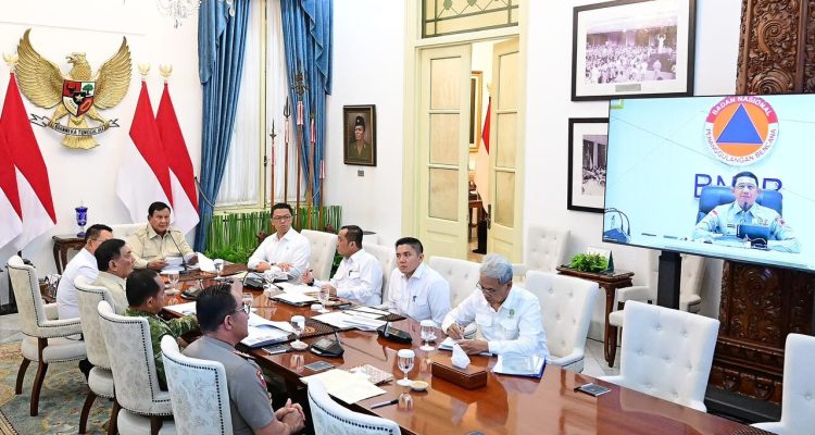 Presiden Prabowo Subianto memimpin rapat penanganan karhutla bersama jajaran pemerintah dan pejabat daerah.