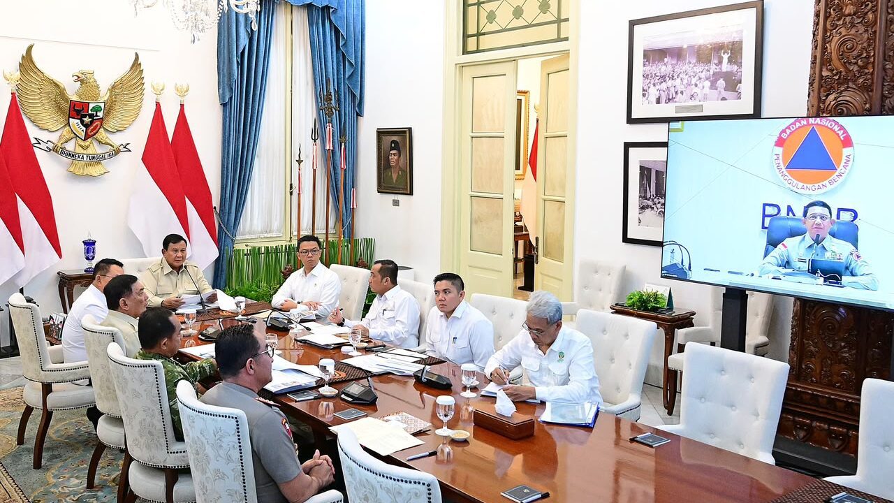 Presiden Prabowo Subianto memimpin rapat penanganan karhutla bersama jajaran pemerintah dan pejabat daerah.